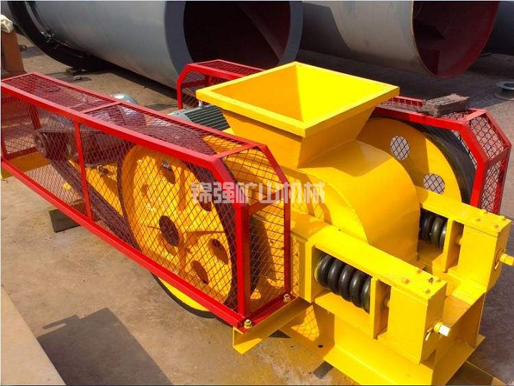 對(duì)輥粉碎機(jī)(圖3) 對(duì)輥粉碎機(jī)(圖3)